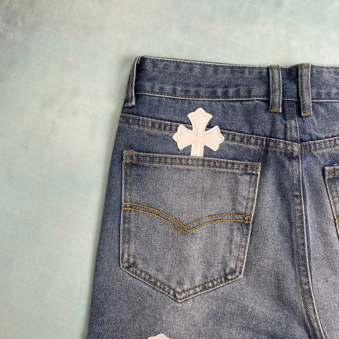 🅿️236 🔘Style No.-KL123 🔘Cro Heart𝐂𝐡𝐫𝐨𝐦𝐞 𝐇𝐞𝐚𝐫𝐭 Blue and white leather cross patch leather retro straight jeans* In the vast world of fashion, Croxin jeans are like a shining pearl. Whether they are in a glamorous fashion show or a plain and warm daily street, they can perfectly fit and occupy an indispensable place. It breaks the boundaries of body shape and style. It has no distinction, no category, and no restrictions. As long as you like it, you can wear it with confidence and control it easily. These jeans are the epitome of exceptional craftsmanship. The top heavy-duty washing process is used to give the fabric a unique texture. The calfskin is precisely laser-cut and turned into a delicate cross, showing luxurious style in every detail. Paired with aged silver hardware, the retro charm collides with modern fashion. The straight silhouette is the finishing touch, making the upper body instantly slimmer and cleverly modifying the leg lines, showing a neat and capable look. From material selection to production, every step is strictly controlled, with high-end quality surpassing the market currency, becoming the only choice to highlight personality and taste.  Size: S M L XL XXL (28.30.32.34.36) Color: Blue